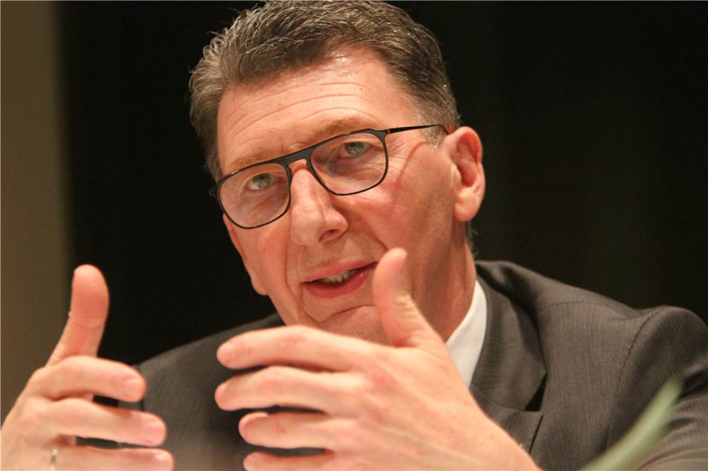Signal-Iduna-Vorstand fordert Flugverbindung zwischen Dortmund und Berlin Signal-Iduna-Vorstand Leitermann: „Dortmund braucht eine Fluglinie nach Berlin.“