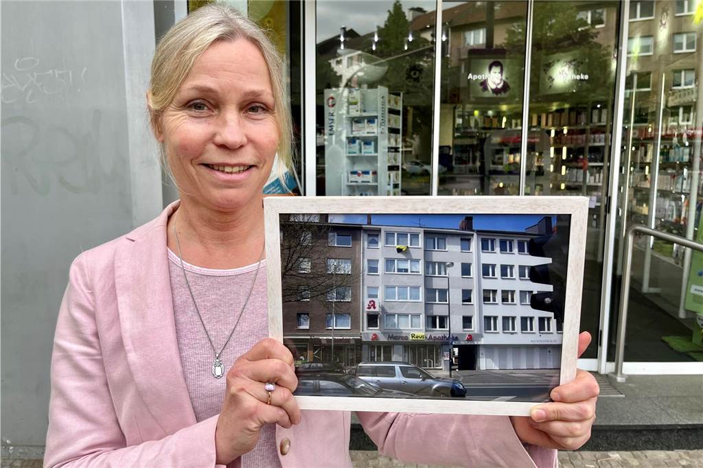 10 Jahre nach legendärem BVB-Fanstreich: Dortmunder Apothekerin Sigrid Schanofski erinnert sich Sigrid Ariane Schanofski hat sogar ein Foto vom Schriftzug aus dem Mai 2013 eingerahmt.