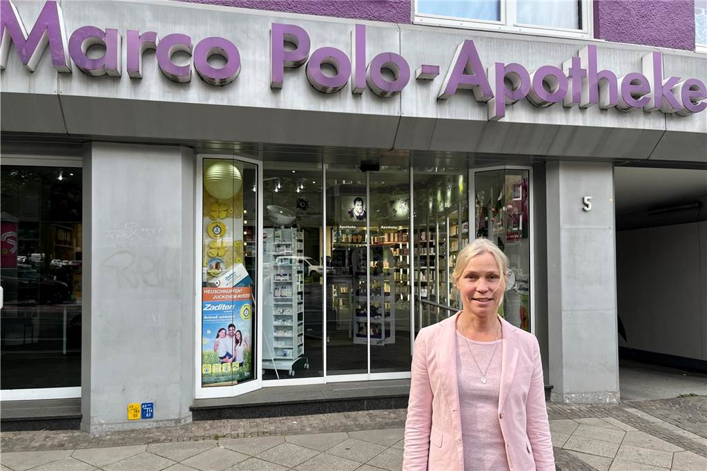 10 Jahre nach legendärem BVB-Fanstreich: Dortmunder Apothekerin Sigrid Schanofski erinnert sich Sigrid Ariane Schanofski vor der „Marco Polo"-Apotheke im Kreuzviertel.