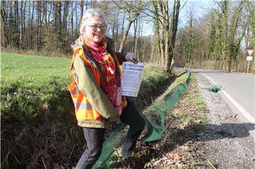 Sigrid Finke ist Mitarbeiterin in der Waldschule Cappenberg. Gemeinsam mit den anderen Helfern baute sie den Kröten-Fangzaun in Cappenberg auf.