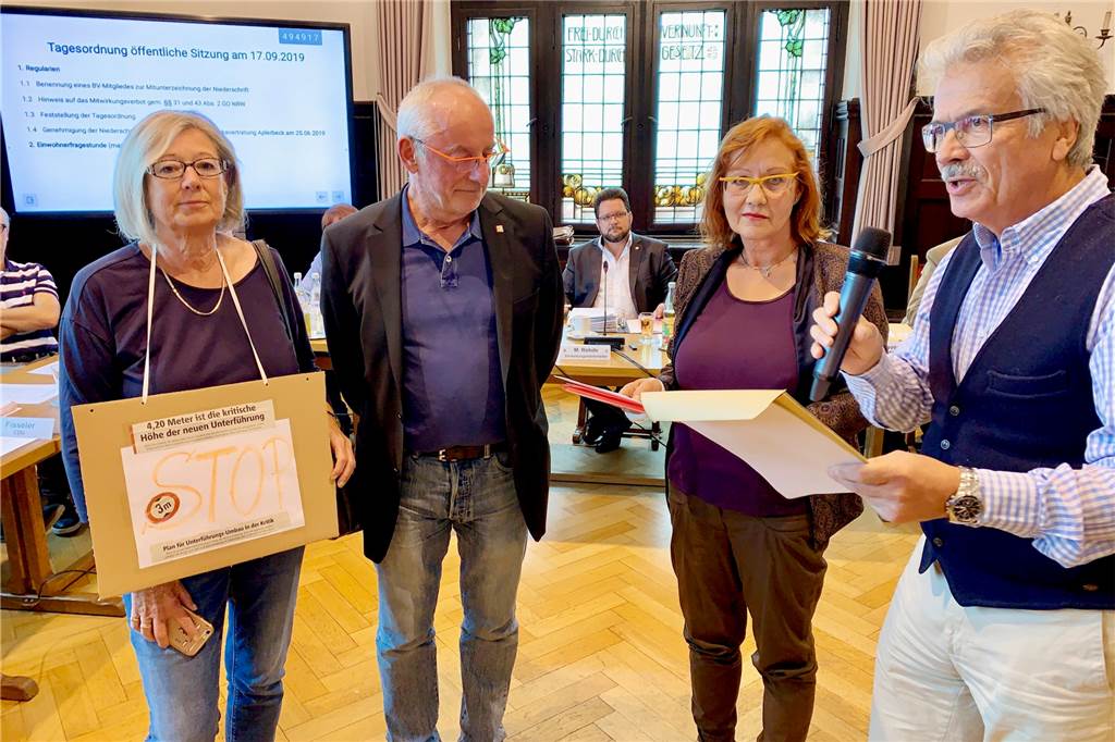„Eine Klage ist vorbereitet“: Bürger kämpfen gegen Ausbau der Bahnunterführung in Sölde Sigrid Metz-Göckel, Uta Koenig und Lothar Thielmann überreichten Bezirksbürgermeister Jürgen Schädel eine Petition.
