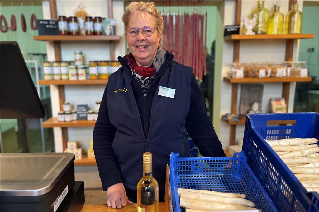 Spargelkauf leicht gemacht: Die Experten Kemna geben Tipps Sigrid Neuber ist Verkäuferin und steht im Hofladen des Spargelhofes Kemna.