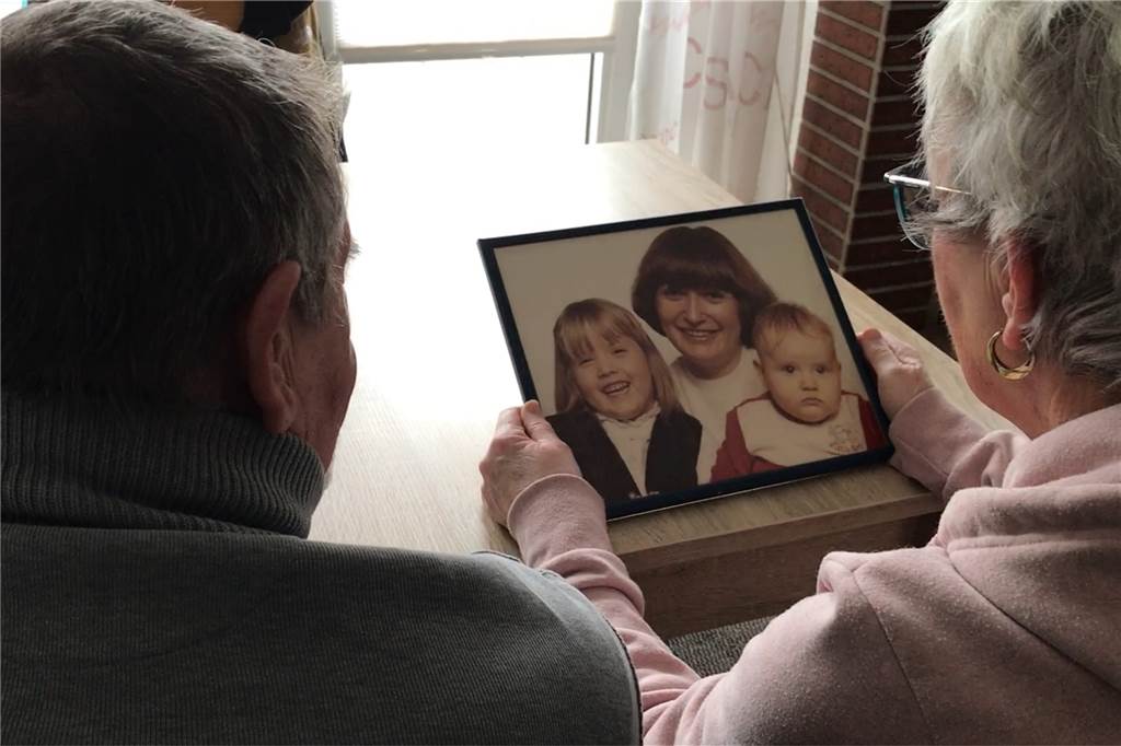 Familie Schalla nach 3 Jahren Mordprozess: „Das werde ich mir nie verzeihen“ Sigrid Schalla hält ein Foto in den Händen, das sie mit ihren beiden Töchtern in den 80er-Jahren zeigt.