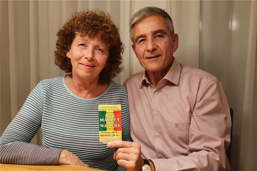 Sigrid und Thomas Böhm mit der Eintrittskarte für das Konzert von Bob Marley 1980.