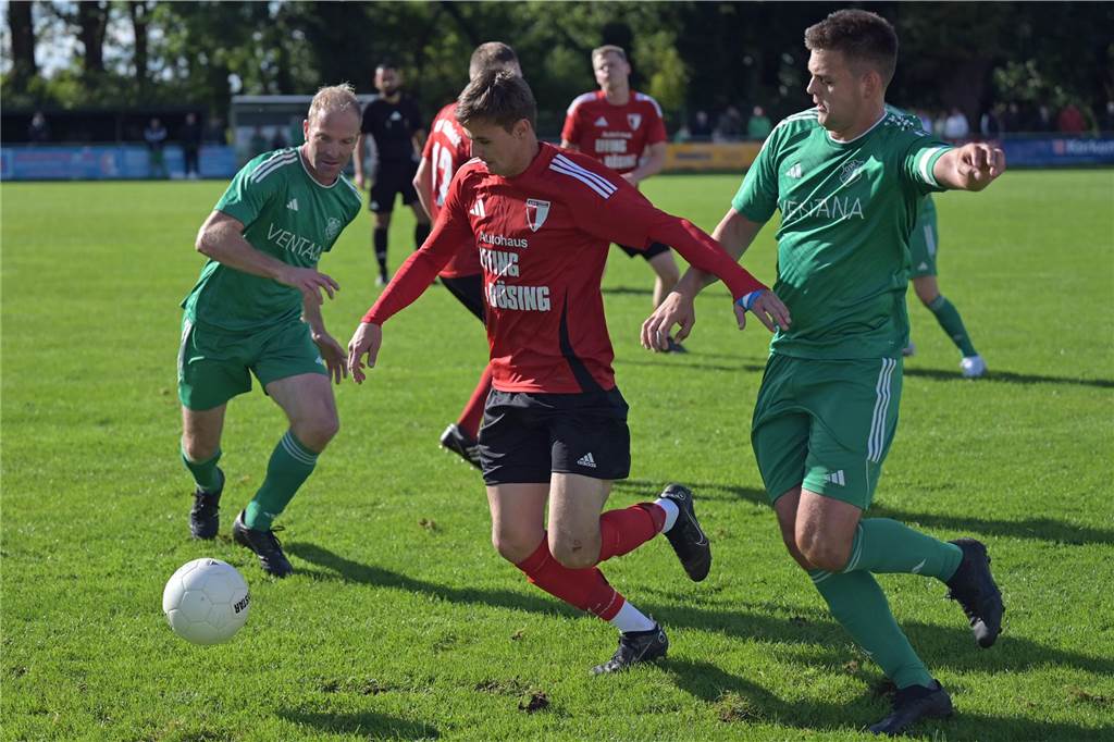 GW Lünten macht es wie im Hinspiel: ASV Ellewick für Chancenwucher bestraft Silas Hakvoort (M.), hier gegen Roy Wöhrmann (l.) und Niklas Beuting, vergab zwei Großchancen zum 2:0.