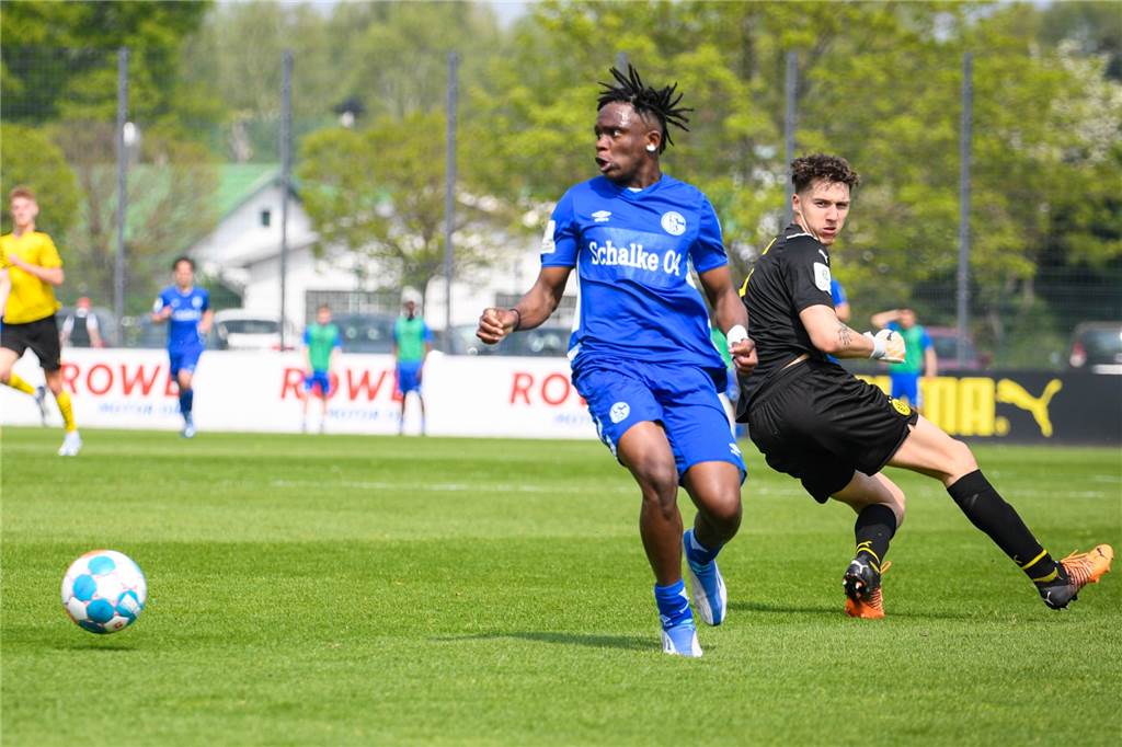 BVB: Bradley Fink mit Dreierpack gegen Schalke – „Sind auf allen Positionen besser besetzt“ Silas Ostrzinski (r.) tritt neben den Ball. Ngufor Anubodem (l.) bedankte sich mit dem zwischenzeitlichen Ausgleich.