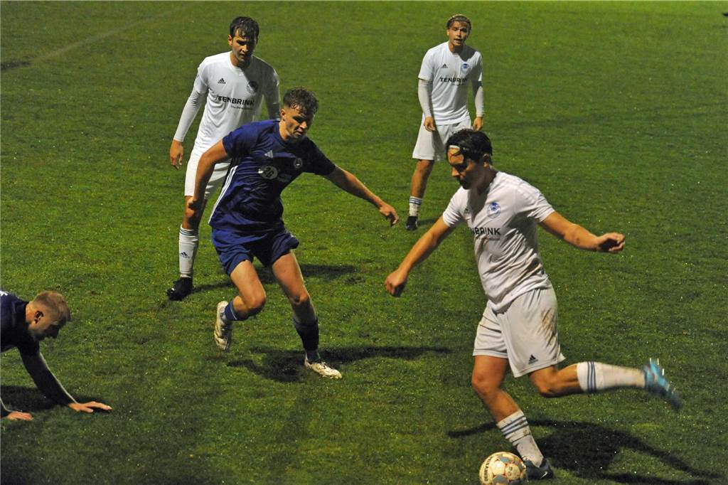 SuS Stadtlohn bucht souverän das Viertelfinale Silas Wenning (r.), hier vor Heeks Julius Klein am Ball, traf zum 3:0 für die Stadtlohner.