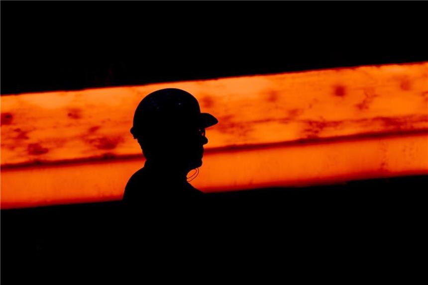 Strafzölle frühestens im Juni Silhouette eines Stahlarbeiters vor einer glühenden Bramme in Salzgitter. Foto: Julian Stratenschulte