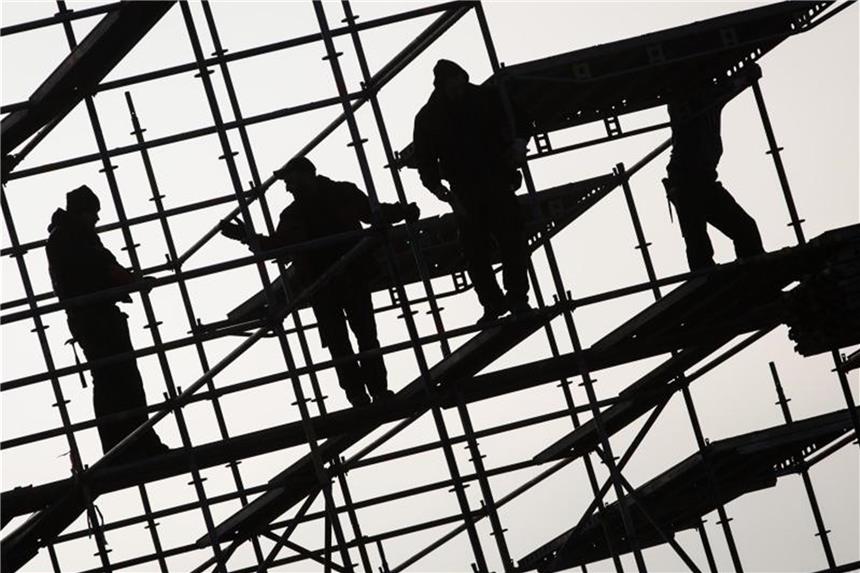 IG BAU verlangt entschlossenen Kampf gegen Schwarzarbeit Silhouetten von Gerüstbauern. Die Gewerkschaft Bauen-Agrar-Umwelt fordert einen entschlossenen Kampf gegen illegale Beschäftigung. Foto: Christian Charisius/Archiv