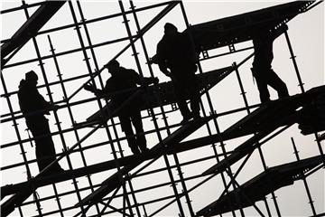 Silhouetten von Gerüstbauern. Die Gewerkschaft Bauen-Agrar-Umwelt fordert einen entschlossenen Kampf gegen illegale Beschäftigung. Foto: Christian Charisius/Archiv
