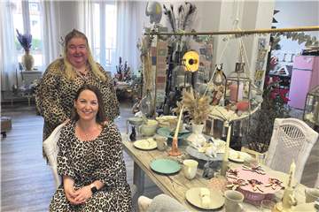 Silke Bauroth (hinten) und ihre Mitarbeiterin Anja Schulz im Laden von "Silk and Magnolia" an der Ursulastraße.