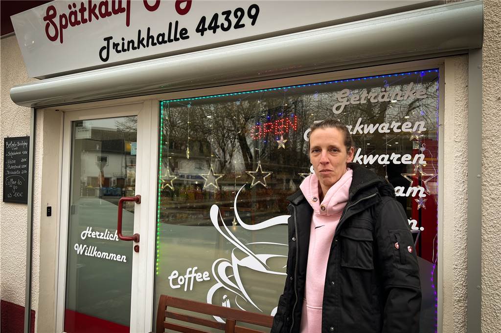 Neue Mini-Märkte versorgen Kirchderne - wenige Meter liegen dazwischen Silke Inam steht vor ihrem Backshop in Dortmund-Kirchderne.