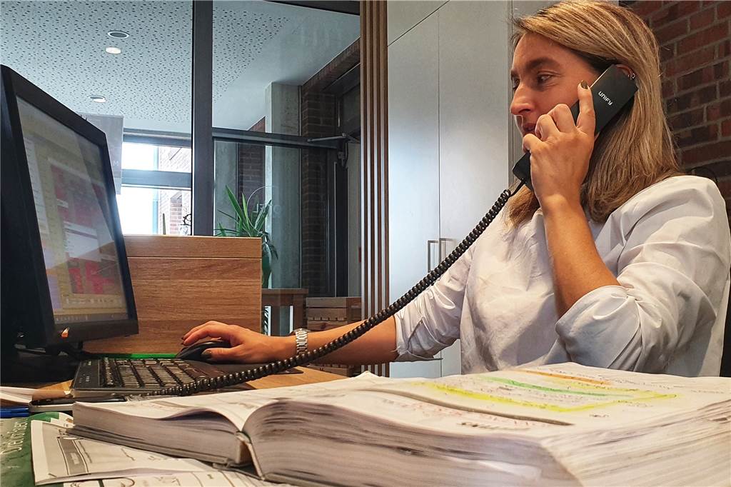 Nach Lockdown: Hotel am Markt kämpft mit akuter Personal-Not Silke Lanvermann hat alle Hände voll zu tun, worüber sie sehr froh ist, wie sie sagt. Doch längst nicht alle Wünsche der Gästen können bei der momentan Personallage erfüllt werden.