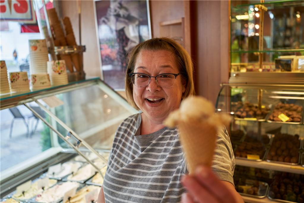 Preisexplosion? So viel kostet die Kugel Eis jetzt in Dortmund Silke Schrader verkauft auch hausgemachtes Eis in ihrem Café.