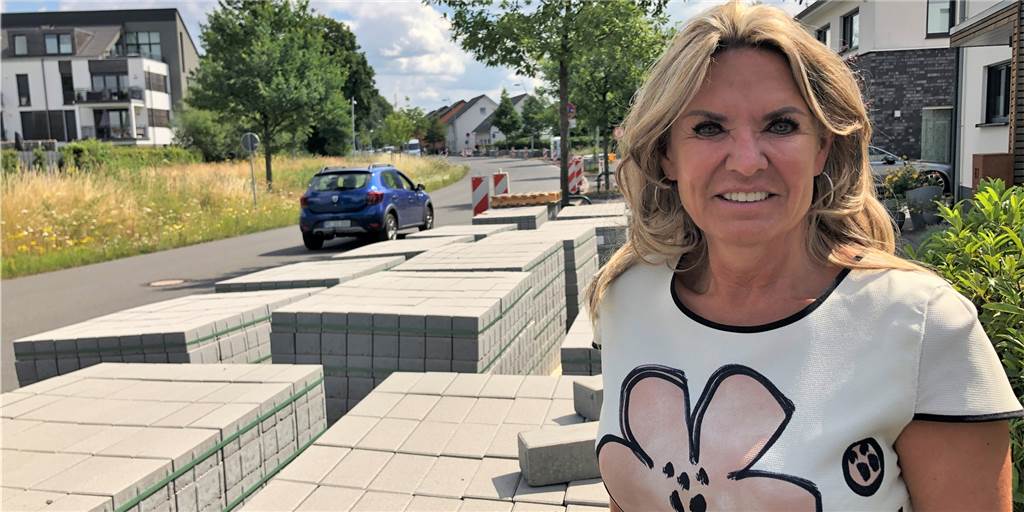 Sanierungsbedürftig oder nicht? Straßen-Ausbau dauert bis mindestens Sommer 2023 Silke Seidel, Geschäftsführerin der Hohenbuschei GmbH, erläutert die derzeit laufenden Arbeiten zum Endausbau der Hohenbuschei-Allee