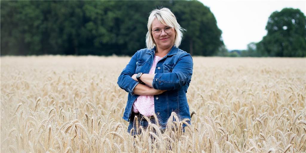 Dürre bringt Landwirte in Not - Silke Sümpelmann (49) drohen Sanktionen Silke Sümpelmann steht in einem Feld.