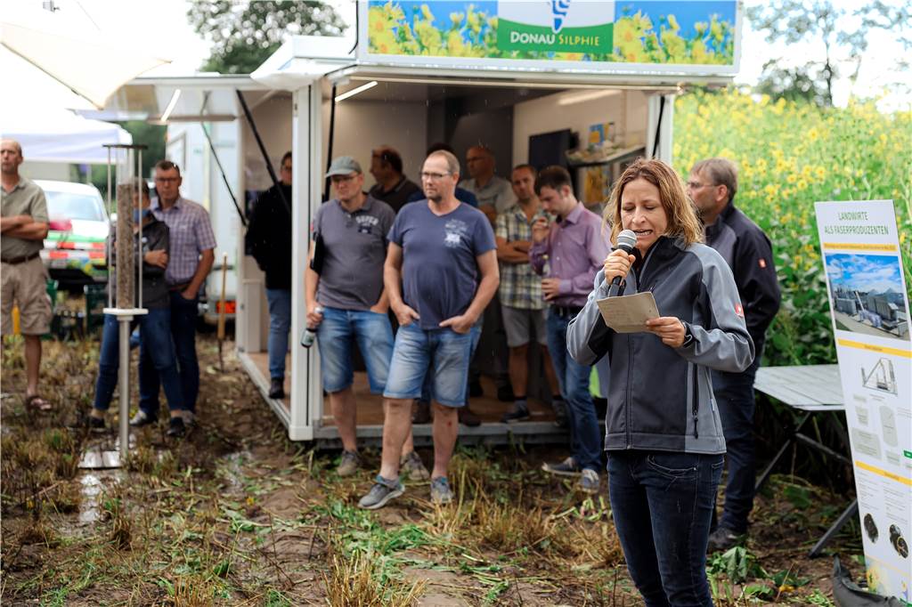 Energie mit Pflanzen gewinnen: Kirchhellener Landwirt geht neue Wege Silphie-Produktmanagerin Alexandra Kipp hielt nach einem ordentlichen Regenschauer einen Vortrag über die besondere Staude.