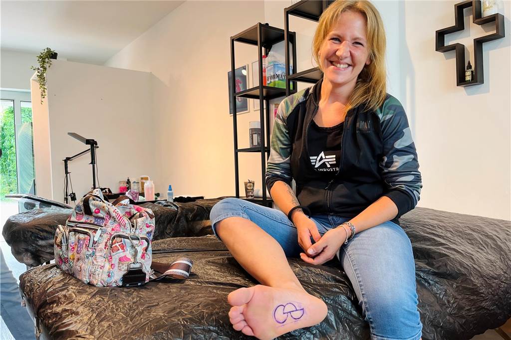 Silvana Konrad trägt ihr neues Organspende-Tattoo unter dem Fuß.
