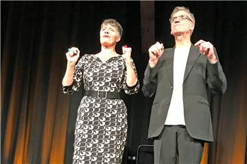 Silvana und Thomas Prosperi alias Faltsch Wagoni boten Politkabarett vom Feinsten im GHW.