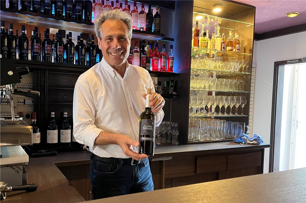 Restaurant in Vreden eröffnet – hinterm Tresen steht ein alter Bekannter Silvano Guida ist für den Service zuständig. Stolz ist er besonders auf die Weine aus Italien.