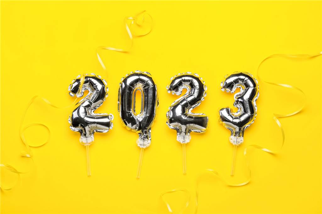 Silvester 2022 in NRW: Konfetti, Cocktails und Clubkultur vier luftballons die eine 2023 ergeben