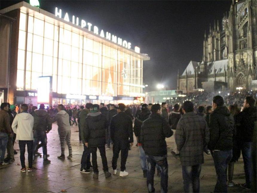 Kölner Silvesternacht: Erster Täter muss ins Gefängnis Silvesternacht am Hauptbahnhof in Köln. Hier wurden Hunderte Frauen Opfer sexueller Übergriffe. Foto: Markus Böhm/Archiv