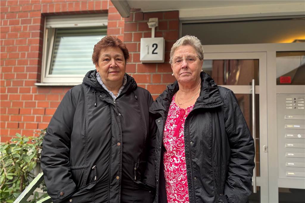 Wenn Mieten zum Kleinkrieg wird Silvia Friedel und Martina Englisch stehen vor der Eingangstür. Die erste Ziffer der Haustür wurde mit Edding nachgemalt.