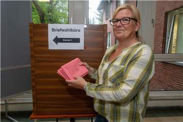 Silvia Frieling von der Gemeindeverwaltung im Briefwahlbüro, das im Eingangsbereich des Rathauses eingerichtet wurde. Dort können Wahlberechtigte bis Freitag, 11. September, 12 Uhr, ihre Stimme abgeben. 