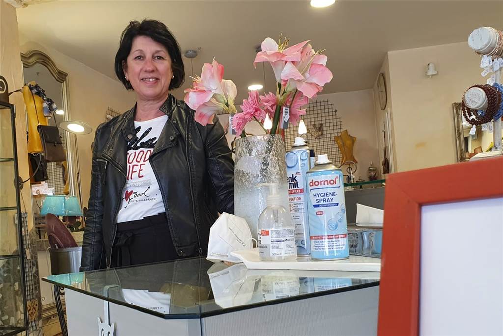 Die Ahauser Innenstadt erwacht nach Corona-Pause zum Leben Silvia Kurtz, Inhaberin von Princessa Accessoires, freut sich, dass sie ihr Geschäft wieder öffnen darf.