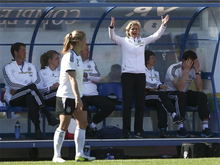 DFB-Frauen wieder in der Erfolgsspur - 2:0 gegen China Silvia Neid koordiniert von der Bank aus das Spiel der DFB-Frauen. Foto: Jose Sena Goulao