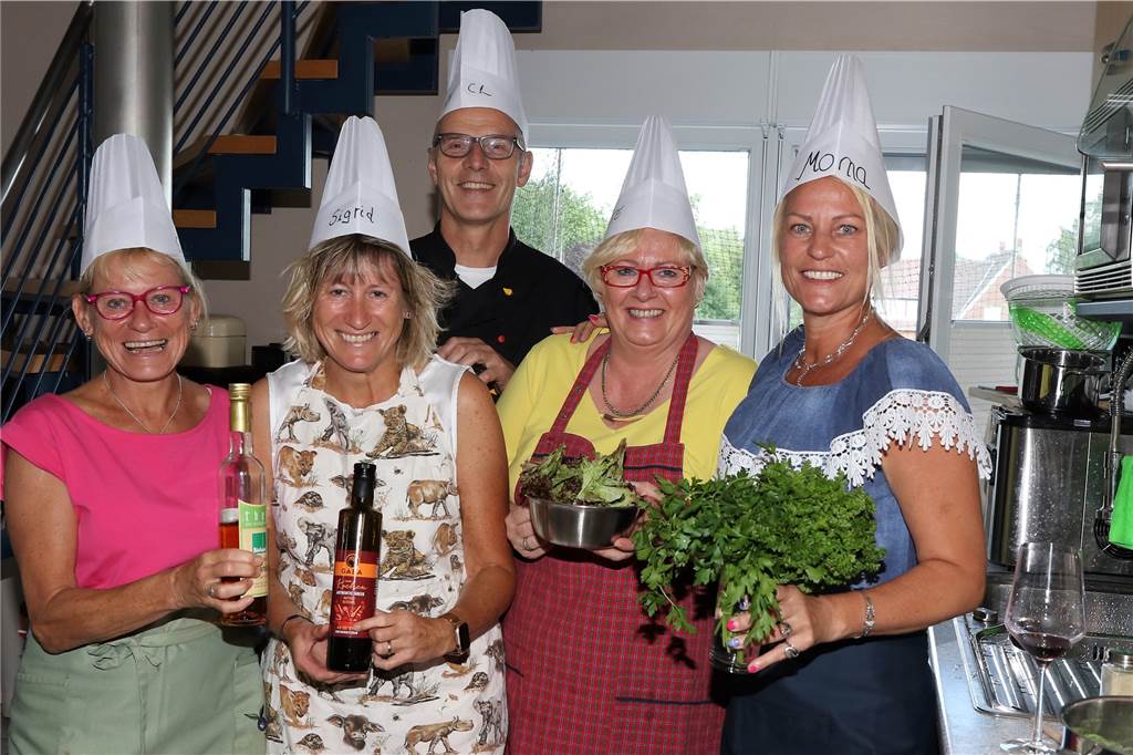 Himmlisch Kochen: Halterner Hobbyköche zaubern ausgefallene Gerichte Silvia Wandhöfer, Sigrid Overhoff, Axel Singhof, Beate Otto und Mona Jüntgen (v.l.) haben sich in einem Kochkurs kennengelernt.