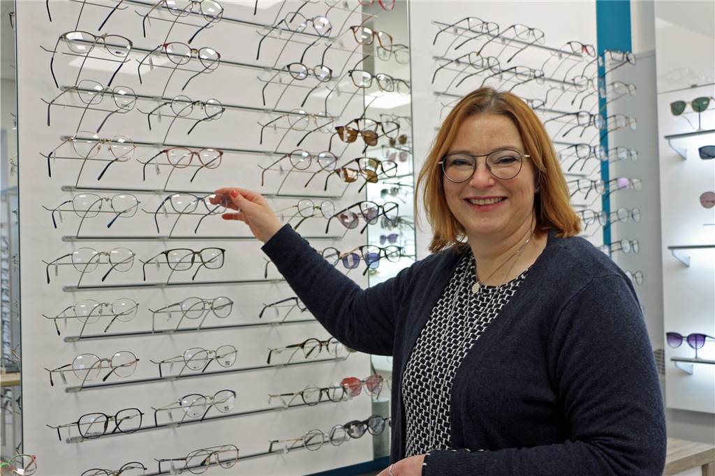 Optiker Georg Mester übergibt Geschäft – mit einem „rundum guten Gefühl“ Silvia Wessing bringt langjährige Erfahrung als Augenoptikerin mit, sie hat zu Beginn auch eigene Akzente gesetzt.
