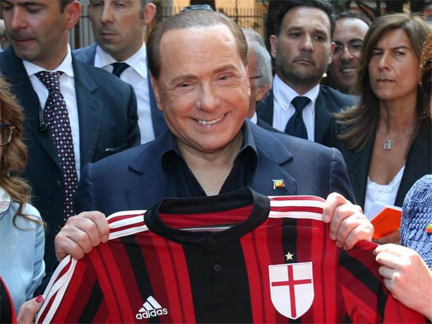 Berlusconi verkauft den AC Mailand endgültig Silvio Berlusconi posiert 2015 mit einem Milan-Trikot. Foto: Matteo Bazzi