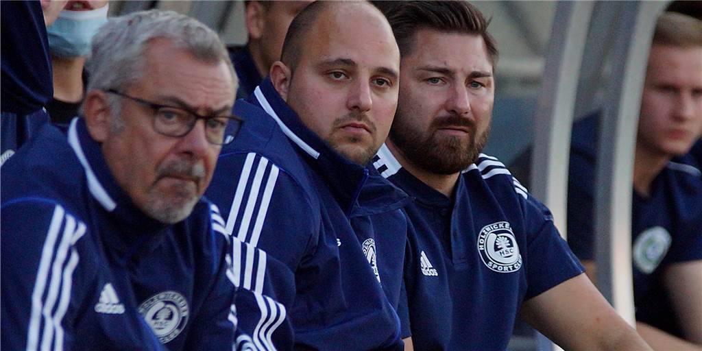 Holzwickedes U19 tritt nicht an – Kaiseraus U15 hofft immer noch Silvio Santoro (M.) erklärte, warum die HSC-U19 am Wochenende nicht antrat.