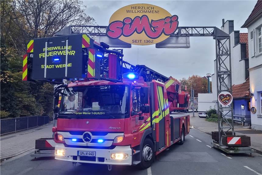 Werner Feuerwehr bereitet sich auf Sim-Jü vor - und appelliert an die Kirmesbesucher Sim-Jü ist für viele ein Grund zu feiern - für die Werne Feuerwehr bedeutet die Kirmes jedoch vor allem viel Arbeit.