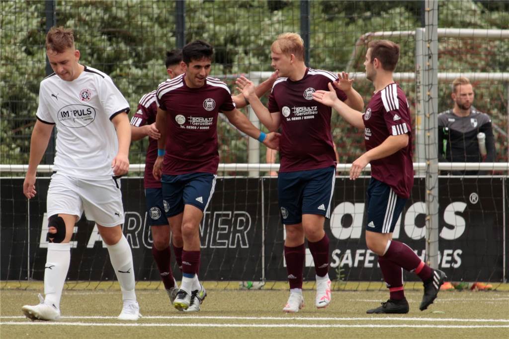 Foulelfmeter für BRB der Dosenöffner: Beim SSV II wird’s nach 0:3 laut Simon Baehr (2.v.r.) lässt sich für seinen Treffer zum 1:0 feiern.