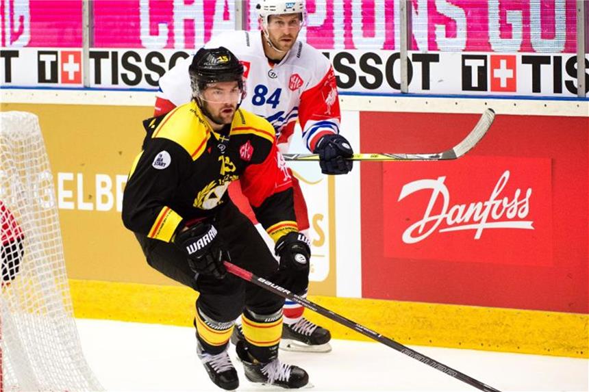 Aus für Mannheim und München in Champions League Simon Bertilsson von Brynäs (l) und Andrew Desjardins von Adler Mannheim in Aktion. Foto: Simon Hastegrd