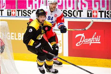 Simon Bertilsson von Brynäs (l) und Andrew Desjardins von Adler Mannheim in Aktion. Foto: Simon Hastegrd
