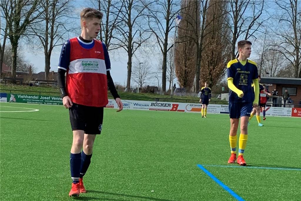 JSG-NordSüdCap-Talent nach Torpremiere bei den Senioren: „Ich war geschockt und hatte Muffensausen“ Simon Daugsch (l.) lauert eigentlich in der A-Jugend auf gute Zuspiele.