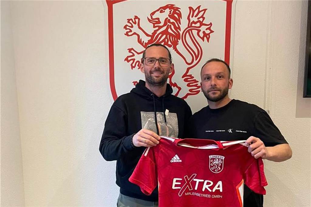 Kracher-Neuzugang für den Lüner SV Simon Erling und Mike Pihl halten ein Trikot des Lüner SV.