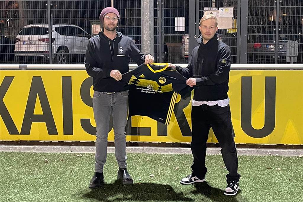 Neuzugang für den SuS Kaiserau – und es soll nicht der letzte sein Simon Erling (l.) stellte am Donnerstag Justin Faust als Neuzugang in Kaiserau für die kommende Saison vor.