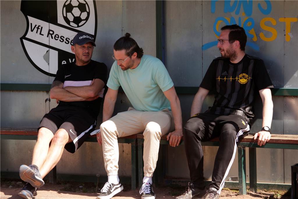 Marc Woller – verkappter Trainer beim SuS Kaiserau: „Wir wollen gemeinsam den Abstieg vermeiden“ Simon Erling (M.) freut sich, in Marc Woller (l.) einen neuen Betreuer für Cheftrainer Robert Kittel gefunden zu haben.