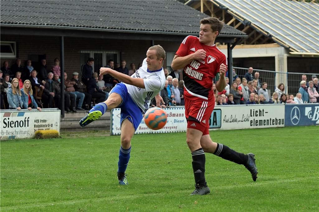 Vredener Fußballer Simon Hakvoort spielt jetzt Football am anderen Ende der Welt Simon Hakvoort (l.), hier als Fußballer der SF Ammeloe im Derby gegen den ASV Ellewick.