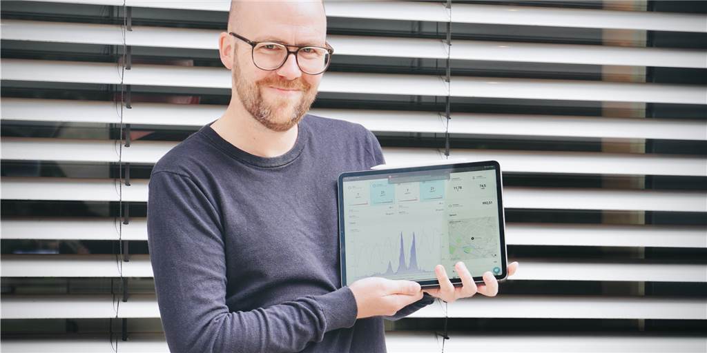Start-up aus Vreden hat Technologie in über 30 Länder exportiert Simon Kemper zeigt ein Beispiel für ein mit Datacake-Technologie erstelltes Dashboard.