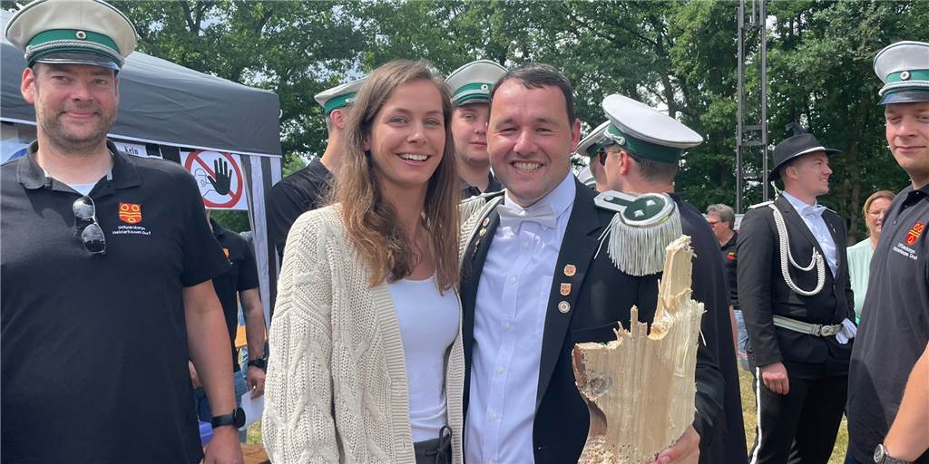 Simon Köcher und Sophia Schlüter regieren das Schützenfest-Volk (mit Video) Simon Köcher schoss den Vogel ab. Als Königin steht ihm Sophia Schlüter zur Seite.