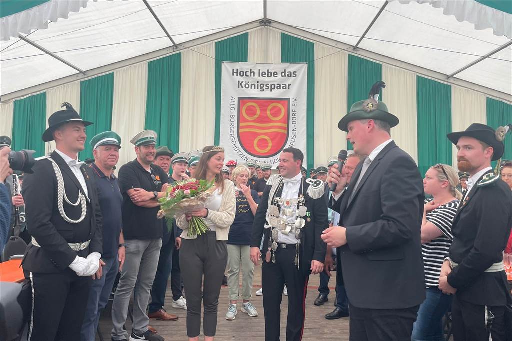 Simon Köcher und Sophia Schlüter regieren das Schützenfest-Volk (mit Video) Simon Köcher und Sophia Schlüter wurden im Festzelt geehrt.