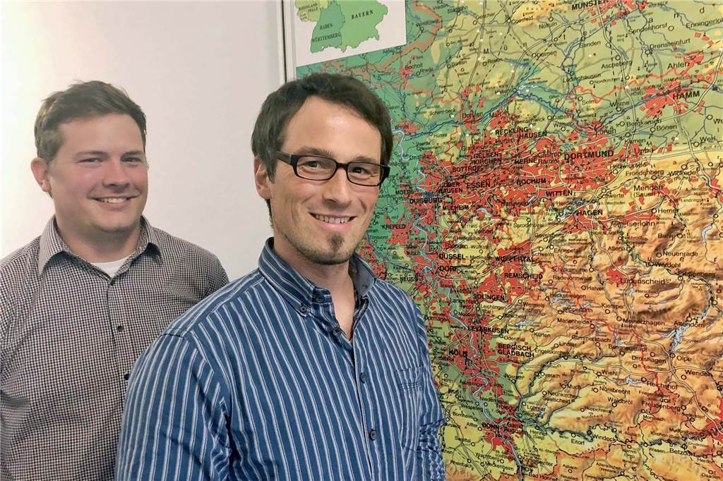 Heinz Thier von der BBWind sieht Dorsten als Energiestadt der Zukunft Simon Lins, Dipl.-Ing. Raumplanung und Projektentwicklung, und Kai Solinski (r.), Dipl. Geograph Projektentwicklung, Öffentlichkeitsarbeit bei der BBWind, vor einer Karte, die gespickt ist mit Nadeln, die den Standort von Windkraftanlagen im Münsterland anzeigen.