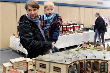 Simon Meilwes und Sohn Jakob aus Haltern gehörten zu den Besuchern der Modelbahntage.