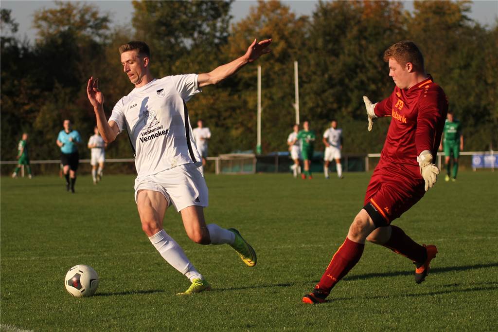 „Völlig überraschende“ Herbstmeisterschaft des FC Nordkirchen versüßte Simon Mors den Uni-Alltag Simon Mors (l.) war bei der Herbstmeisterfeier gar nicht anwesend.