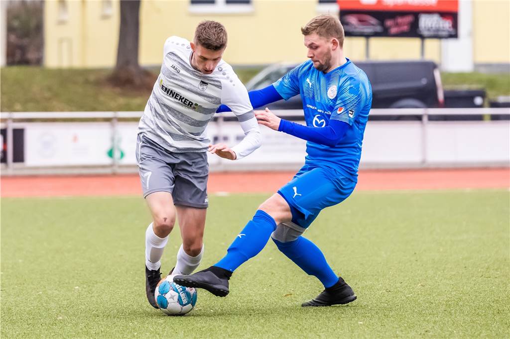 Hombrucher SV gewinnt Landesliga-Duell gegen FC Nordkirchen: HSV-Spieler feiert Comeback Simon Mors (l.) war für den FC Nordkirchen dieses Mal nicht erfolgreich.